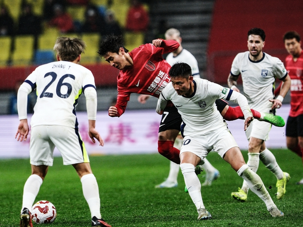 欧宝体育-包含热门球队巅峰对决，火爆比赛现场瞬间点燃观众激情的词条